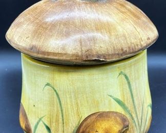 Vintage Mushroom Cookie Jar (Note small chip on lid)