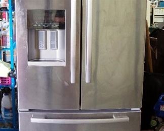 Whirlpool Gold 26 cu ft Side-By-Side Refrigerator Freezer Model GI6FDRXXY03, With Ice Maker And Water Dispenser, Powers On