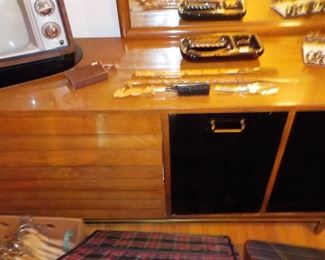 Another full bedroom set, like new !!