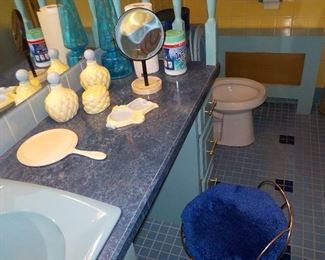 The powder room all classy ladies dream of.