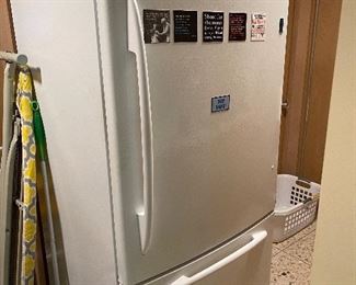 GE Botton Freezer refrigerator VERY NICE