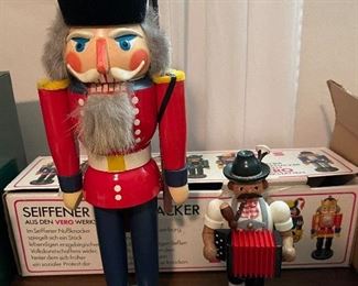 Seiffener Nutcracker with box
