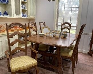 Thomasville Dining Table with 6 Chairs & 2 Leaves