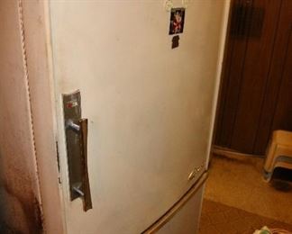 Vintage Working Refrigerator - Cold!