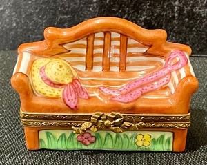 Limoges Beautiful Garden Bench Trinket Box measures 2.5 inches wide. This trinket box/pill box is retired. 