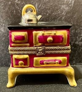 Limoges Stove Trinket Box measures 2.5 inches tall.