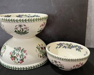 Botanic Garden Three Piece Nesting Bowl Set in very good condition. These are just lovely! 