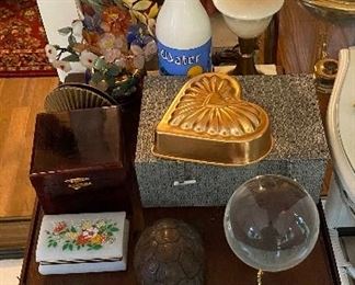 Double Drop Leaf Table with Lamps and Accessories