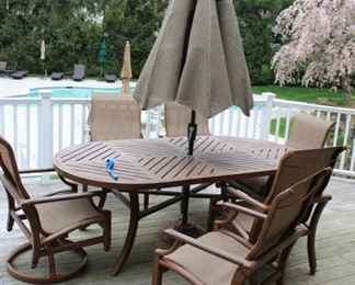 Patio table & 6 chairs with umbrella
