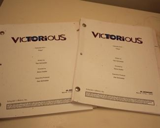 Two cast signed "Victorious" photos / pilot episode - Ariana Grande etc