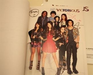 Two cast signed "Victorious" photos / pilot episode - Ariana Grande etc