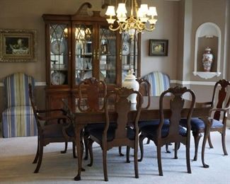 Drexel Heritage mahogany dinning table w/ 8 chairs, 2 leaves and pads
