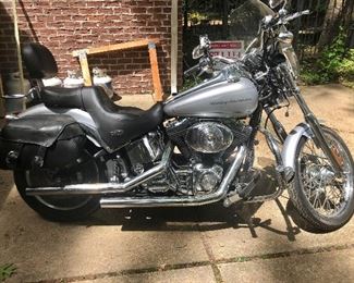 Harley 2001 FXSTDI Stage 1 exhaust, lots of extras, detachable wind shield, engine guard, 2 seats.....