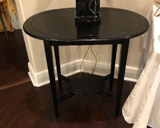 Nice Side table w/ Lamp 