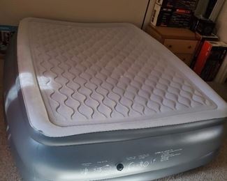 Greatland Raised Pillow Top Queen Bed with External Pump