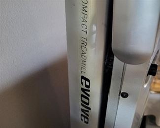 Horizon compact treadmill