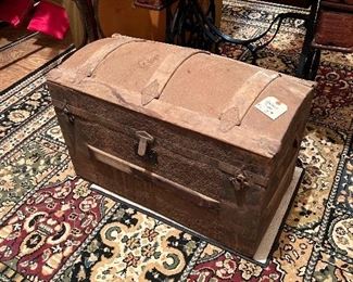 Great vintage trunk w/ tray - needs some repair 