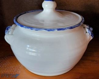 Shelton's Lidded bean pot