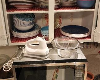 Lots of great kitchen items
