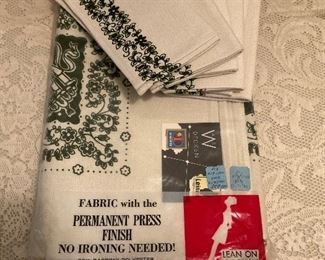 New old stock tablecloth and 6 napkins
