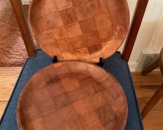 Weavewood 12” plates.  There are 12. 