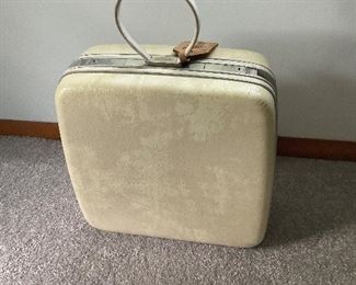 Vintage Samsonite Silhouette hardcase overnight bag.  Retro cool! 