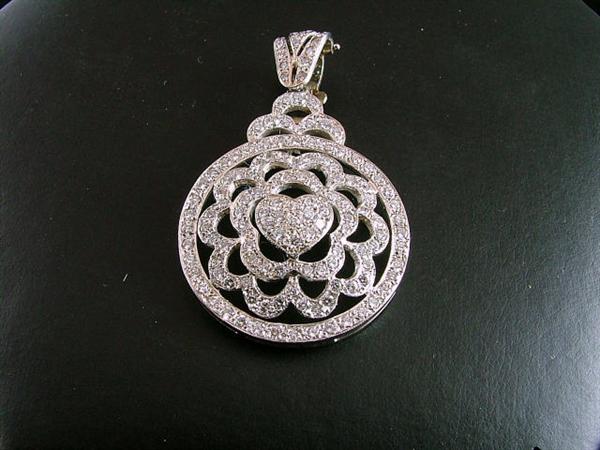 18K white gold pendant with 1.0 carot of diamonds