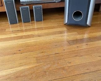 Sony DVD/Disc Home Theater System With 6 Speakers, 8 PCS
Lot #: 24