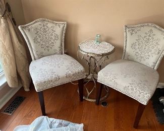 Beautiful tow high quality chairs. 