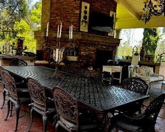 FRONTGATE BLACK METAL TABLE