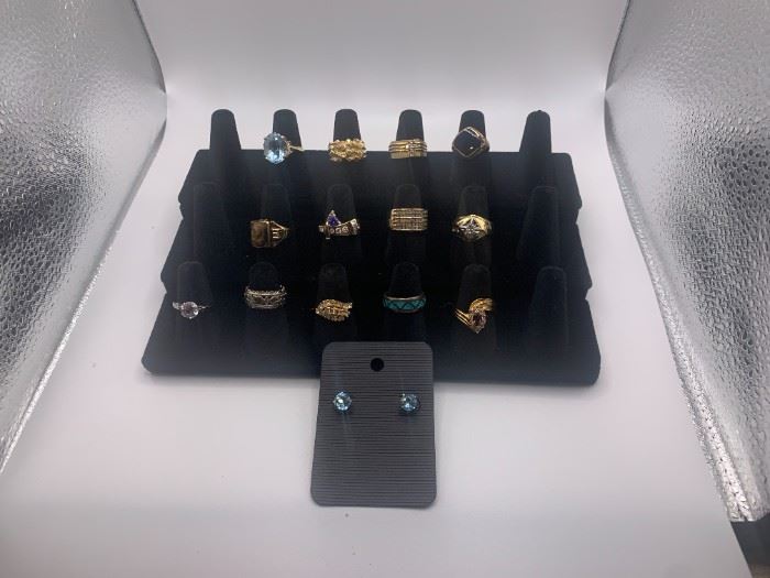 Large assortment of men and ladies jewelry. 