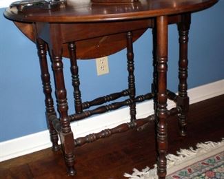 Very nice gateleg table