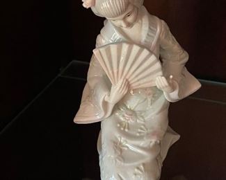 Pircelain geisha figurine