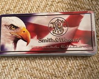 Smith & Wesson knife