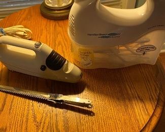 Hand mixer and electric knife
