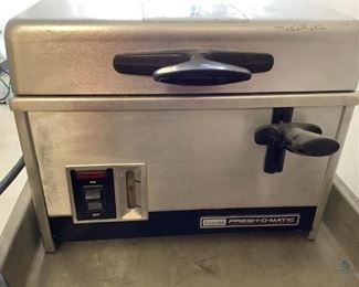 Lincoln Fresh-O-Matic food steamer, Model# 4000-4, SN# 137941, rusty steamer tray inside, unknown working condition, H 12"x W 14"x D 16".
