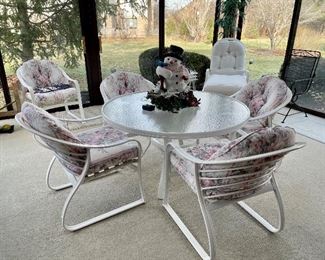 Woodard white metal and glass round table with 4 chairs (including cushions and umbrellas) 