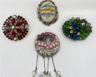 4 Vintage Brooches Pins
Lot #: 84