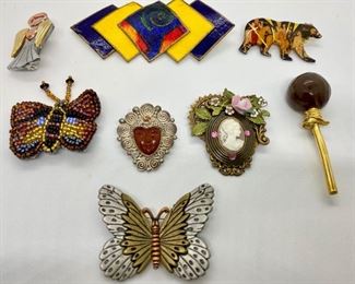 8 Vintage Pins Brooches
Lot #: 42