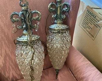 Cool Hollywood Regency hanging lamps.