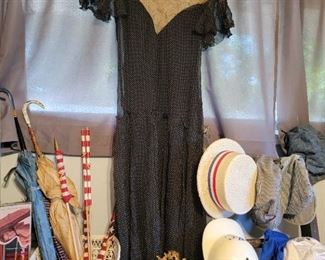 Vtg dress/ umbrellas 