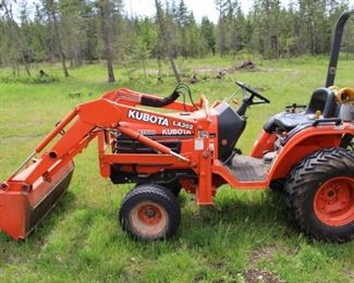 Kubota B7500 With Loader Bucket