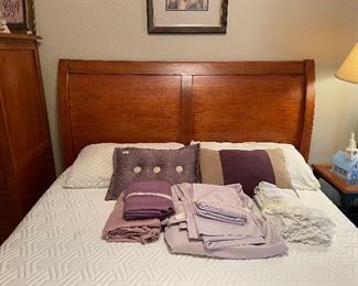 Queen bed with Temper-Pedic Hybrid mattress set