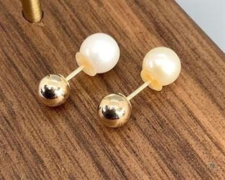 Pair of 10k Gold 2 in 1 Reversible F.W. Pearl Earrings, 0.7gtw. Slightly different sizes.