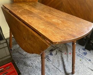 Drop leaf table