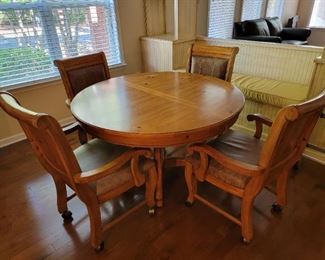 Round Wooden Kitchen Dining Table and Four Chairs. Has extra expansion Leaf