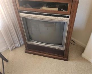 Vintage Sears 26" Console Color Television 565.48710850