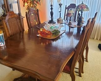 Beautiful Dining Room Table and 6 Chairs