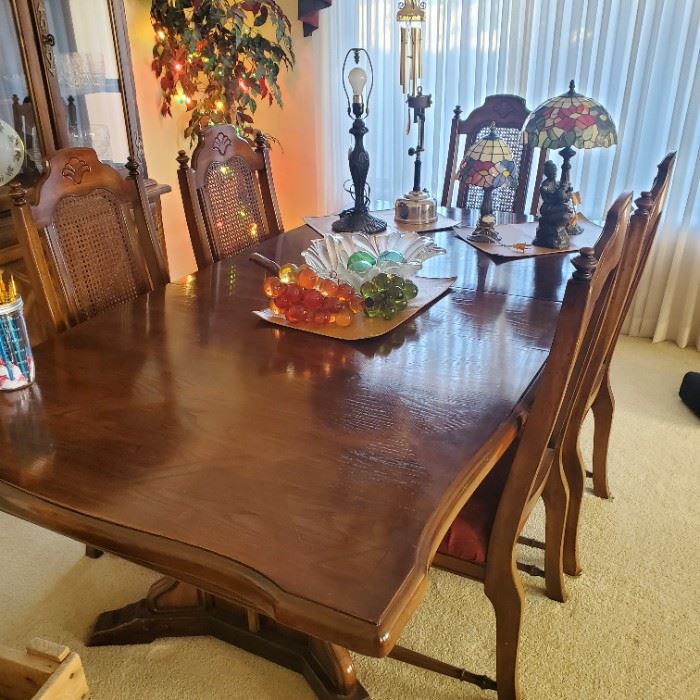Beautiful Dining Room Table and 6 Chairs