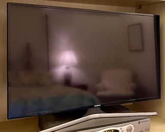 Item 309:  Samsung TV - 33":  $125